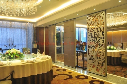 Von der Planung bis zur Platte: Wie eine bewegliche Wand installiert wird