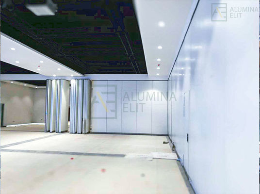 Ein guter Preis. Feuerdichte und schalldichte bewegliche Trennwand mit 6061-T6-Aluminiumrahmen und galvanisierter Quadratrohrkeile Online