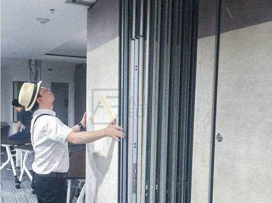 Ein guter Preis. Typ 85 Einziehbare Raumteiler Schallschutz-Trennwand mit Rahmen aus 6061-T6 Aluminiumlegierung und 52 dB Schalldämmung Online