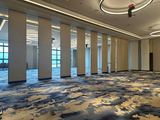 Hotel Akustische Trennwände Holz hängende Klappwände
