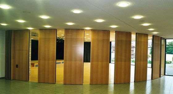 AE Fachbetriebshandle Bewegliche Trennwände Wandsysteme Büromöbel Bewegliche Schiebe- und Faltschranke