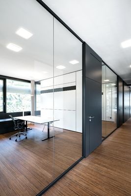 Rahmloses Glas Trennwandsystem für Büro Privatsphäre 12mm gehärtetes Glas mit Aluminiumprofil Panoramaglas Trennwand