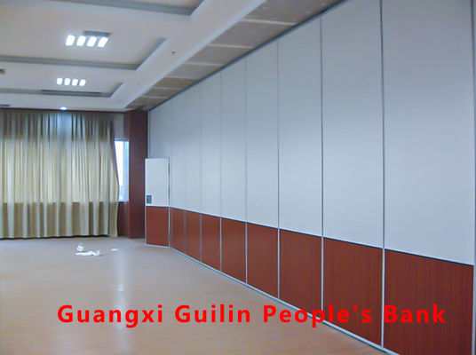 Ein guter Preis. Soundproof Movable Partition Wall with 800N Sealing Power and 40N/m Magnetic Attraction No Floor Rail Sliding Wall System Online