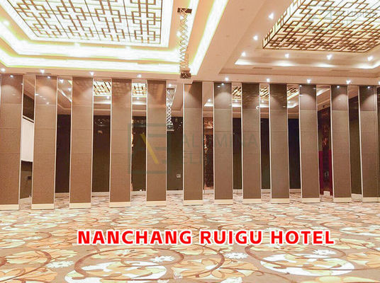 Ein guter Preis. Nanchang RuiGu Hotel: Akustische Trennwand aus Holz mit 304 Edelstahlrolle und 6061-T6 Profil für bis zu 18 m Höhe Online